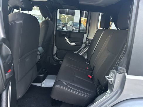 Used 2018 Jeep Wrangler Unlimited Sahara w/ Connectivity Group image 25