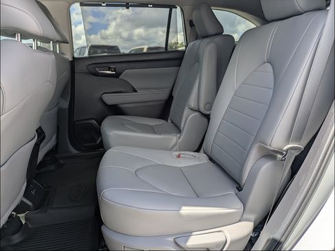 Used 2024 Toyota Highlander XLE FWD image 14