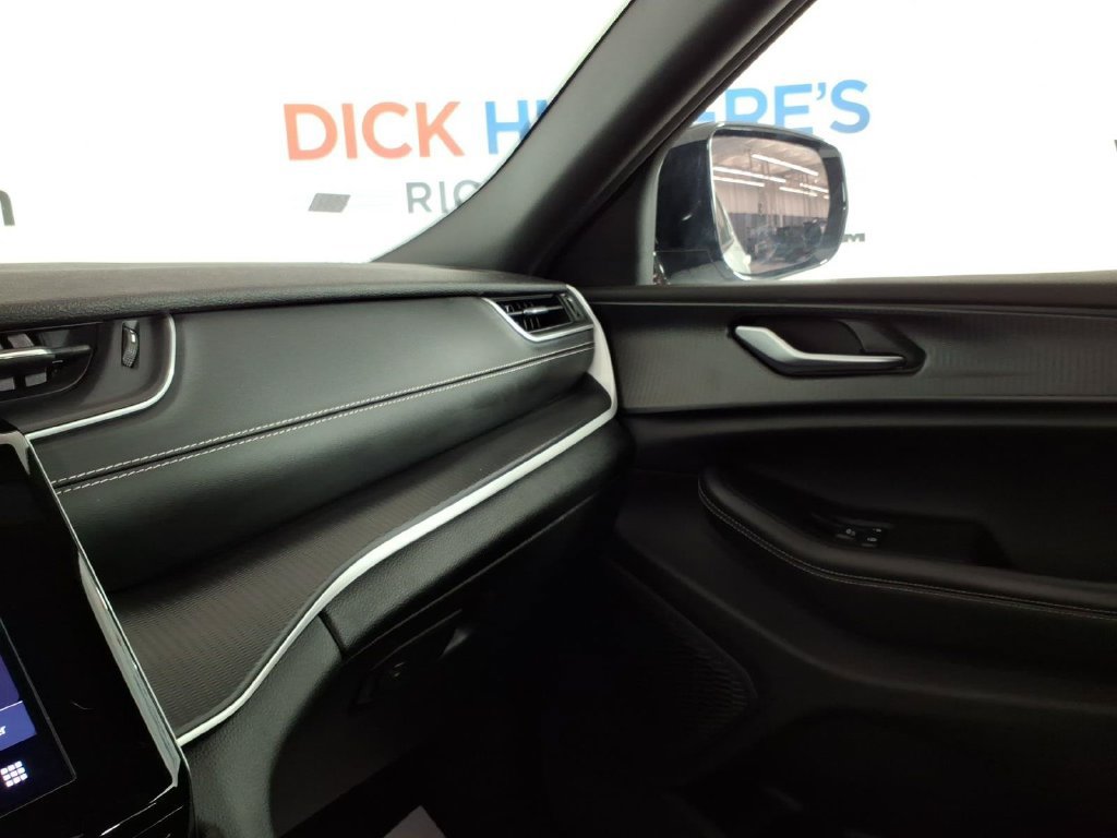 Used 2023 Jeep Grand Cherokee L Laredo AWD/4WD image 23