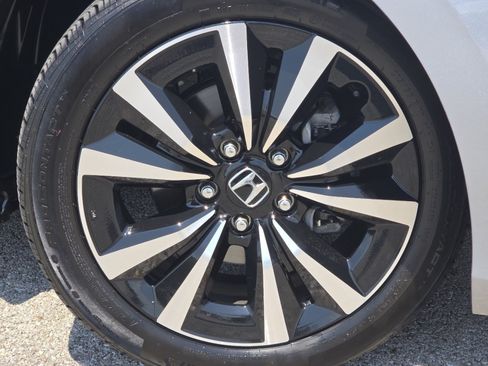 Used 2024 Honda Civic EX-L image 9