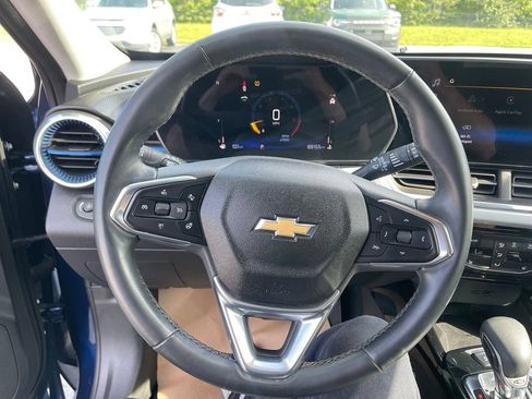 Used 2024 Chevrolet Trax LT w/ Sunroof Package FWD image 10