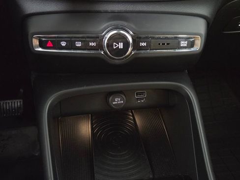Used 2019 Volvo XC40 T5 Inscription image 25