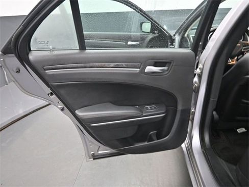 Used 2017 Chrysler 300 C image 14