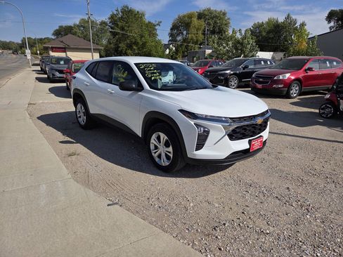 Used 2025 Chevrolet Trax LS image 17