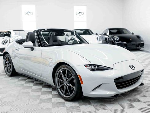 Used 2019 MAZDA MX-5 Miata Grand Touring w/ GT-S Package RWD image 10