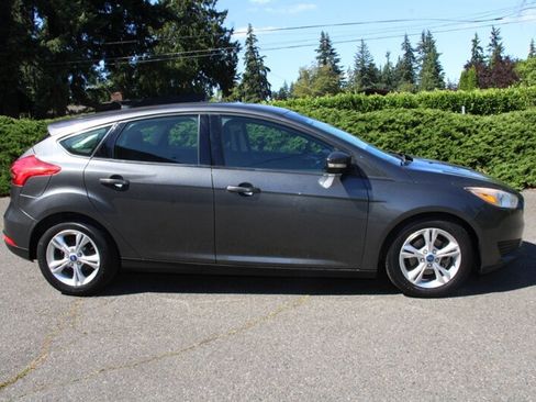 Used 2018 Ford Focus SE w/ Cold Weather Package FWD image 12