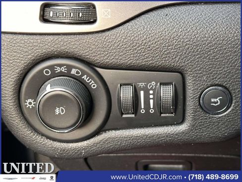 Used 2019 Jeep Cherokee Limited image 24