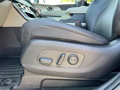 Used 2024 Kia Carnival LX FWD image 26