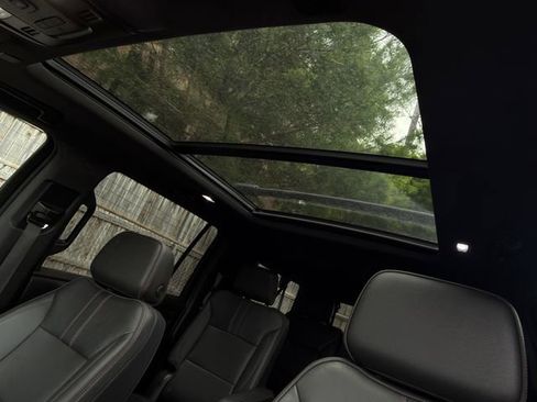 Used 2022 Chevrolet Suburban RST w/ Luxury Package RWD image 33