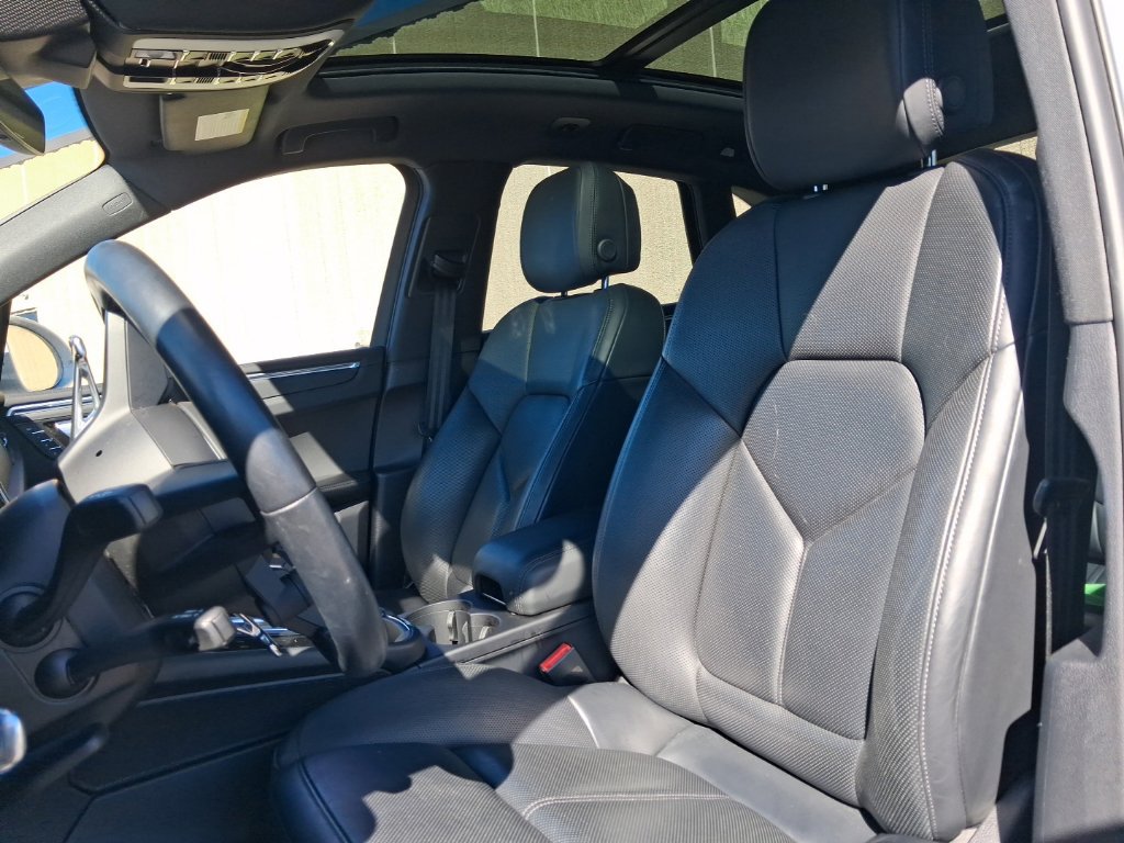 Certified 2024 Porsche Macan S AWD/4WD image 24