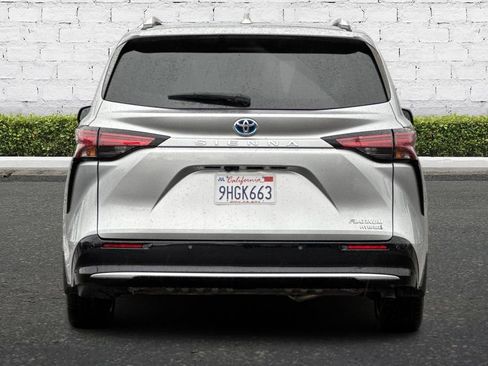 Used 2023 Toyota Sienna Platinum image 5