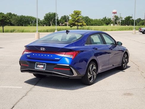 Used 2025 Hyundai Elantra Limited FWD image 7