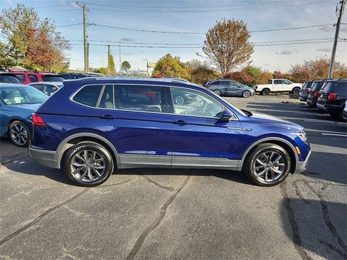 Used 2022 Volkswagen Tiguan SE w/ Panoramic Sunroof Package image 6
