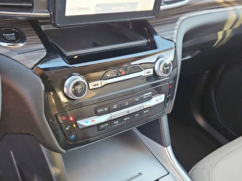 Used 2024 Ford Explorer Limited image 24