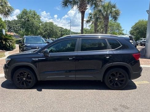 Used 2023 Volkswagen Taos SE w/ Panoramic Sunroof Package FWD image 1