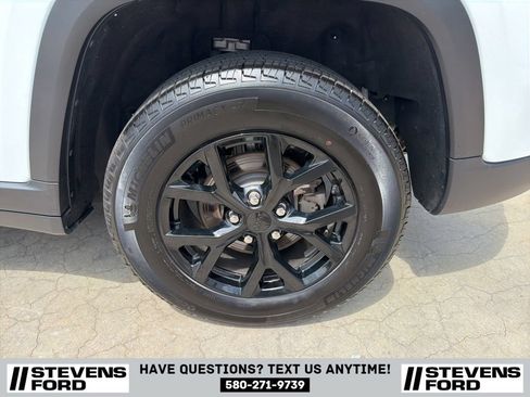 Used 2025 Jeep Grand Cherokee Altitude AWD/4WD image 9