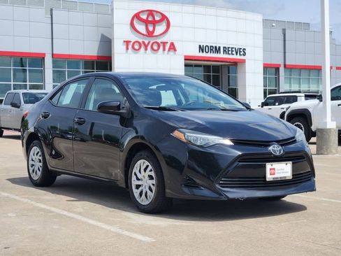Used 2018 Toyota Corolla LE image 2