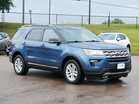 Used 2018 Ford Explorer XLT w/ Equipment Group 202A image 4