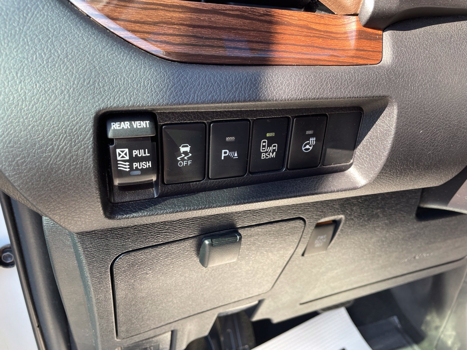 Used 2017 Toyota Sienna Limited FWD image 26