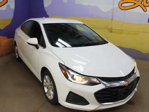 Used 2019 Chevrolet Cruze LT FWD image 2