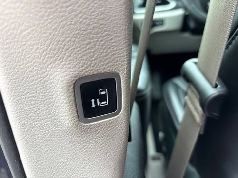 Used 2023 Chrysler Pacifica Touring-L FWD image 12