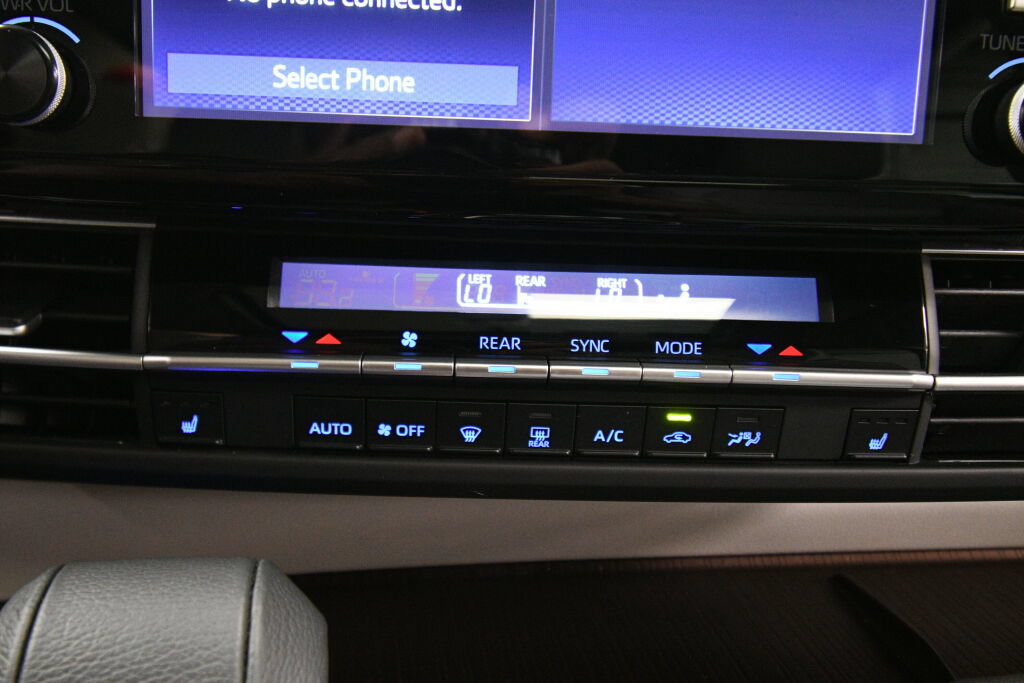 Certified 2024 Toyota Sienna XLE FWD image 15