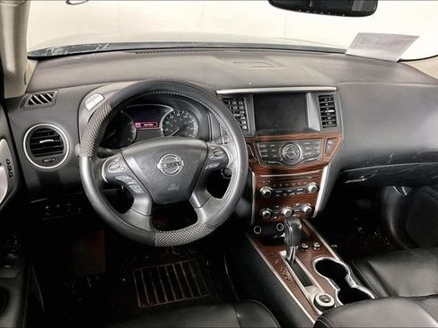 Used 2017 Nissan Pathfinder Platinum w/ Family Entertainment Package AWD/4WD image 4