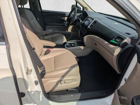 Certified 2017 Honda Pilot Touring image 19