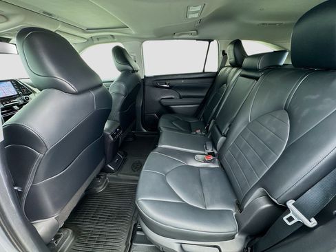 Used 2021 Toyota Highlander XLE image 16