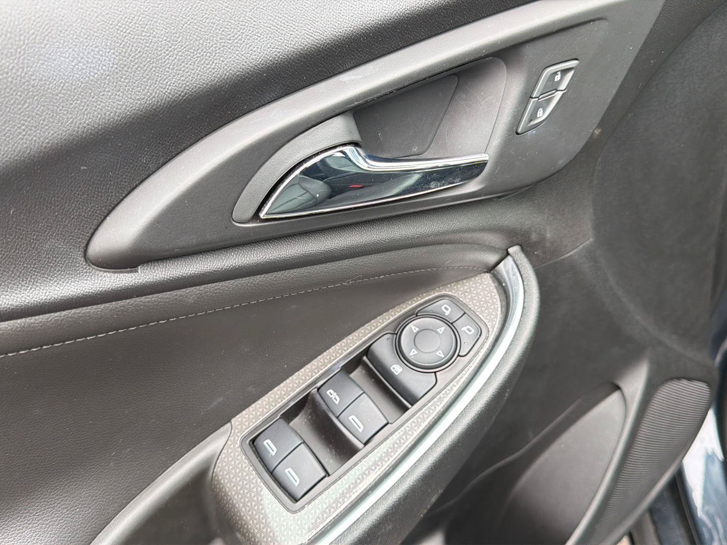 Used 2020 Chevrolet Malibu LT w/ Leather Package FWD image 8