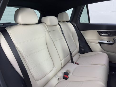 Used 2025 Mercedes-Benz GLC 300 4MATIC image 43