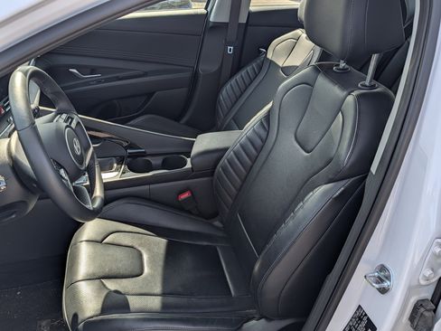 Certified 2025 Hyundai Elantra Limited image 9