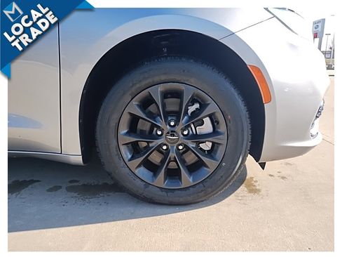 Used 2021 Chrysler Pacifica Limited w/ S Appearance Package image 15