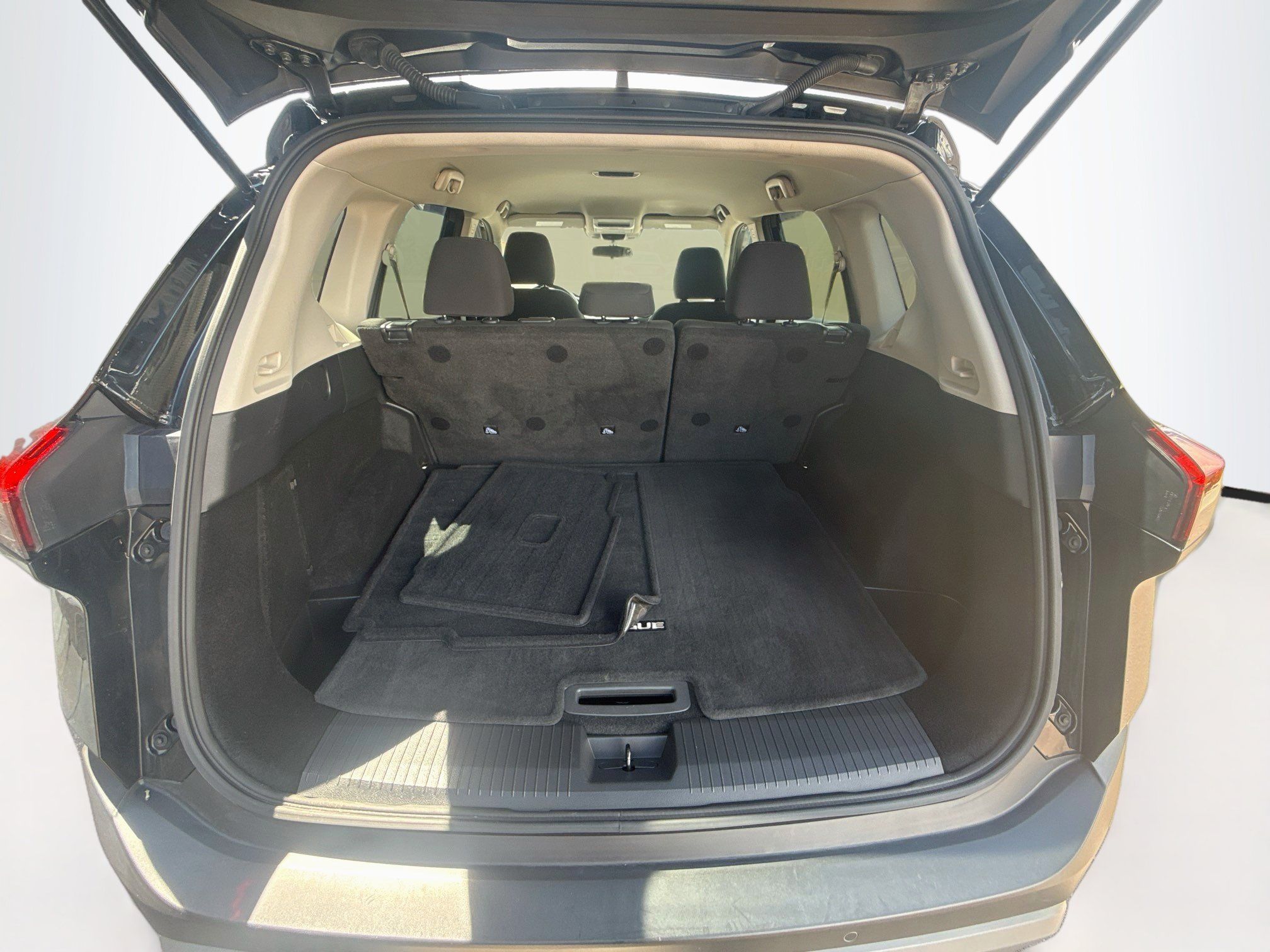 Used 2023 Nissan Rogue S AWD/4WD image 29