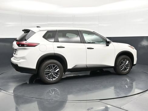 Used 2024 Nissan Rogue S AWD/4WD image 2
