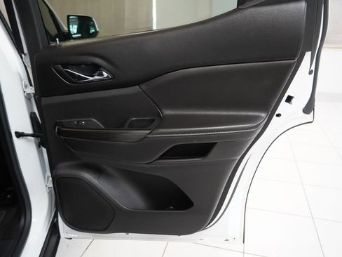 Used 2017 GMC Acadia SLT image 30