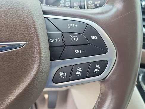 Used 2017 Chrysler Pacifica Touring-L Plus w/ Advanced Safetytec Group FWD image 22