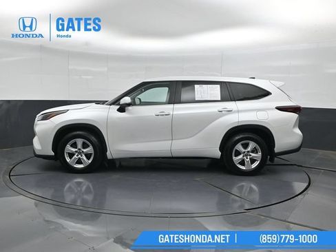 Used 2024 Toyota Highlander LE AWD/4WD image 7