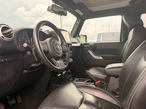 Used 2017 Jeep Wrangler Rubicon w/ Power Convenience Group AWD/4WD image 3