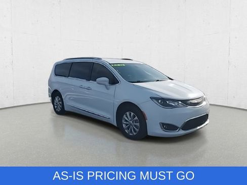 Used 2018 Chrysler Pacifica Touring-L Plus image 2