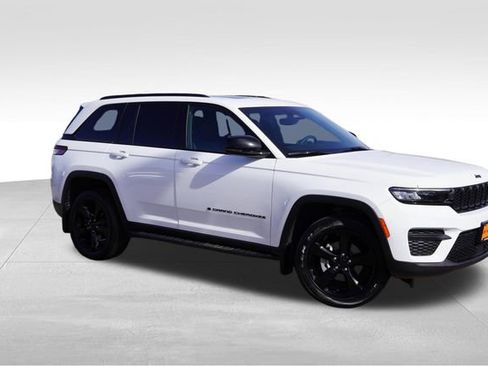 Certified 2023 Jeep Grand Cherokee Altitude image 2