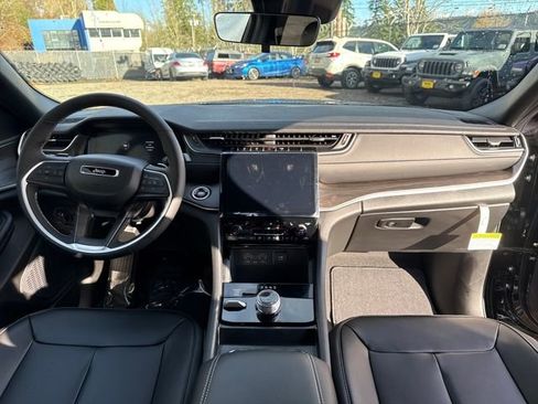 New 2025 Jeep Grand Cherokee Limited image 11