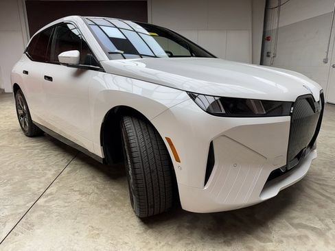 New 2026 BMW iX xDrive60 w/ Premium Package image 7