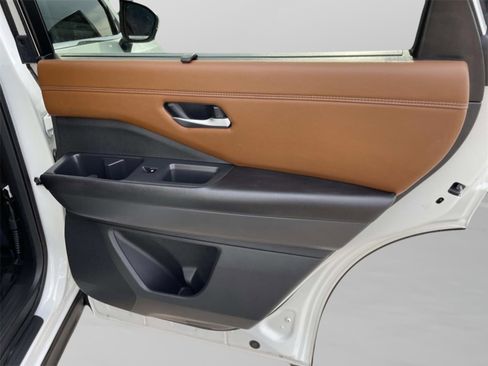 Used 2024 Nissan Pathfinder Platinum w/ Cargo Package image 18