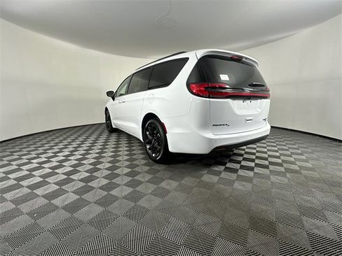New 2026 Chrysler Pacifica Limited w/ S Appearance Package image 12