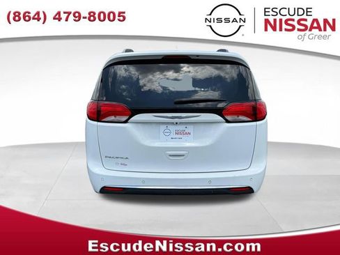 Used 2019 Chrysler Pacifica Touring-L FWD image 4