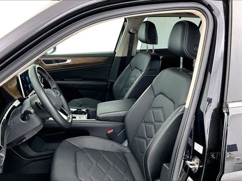 Used 2025 Volkswagen Atlas SE image 29