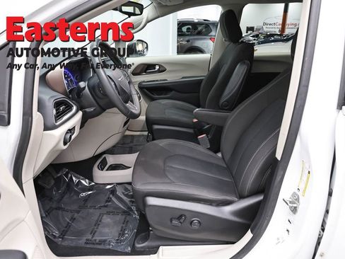 Used 2023 Chrysler Voyager LX FWD image 14