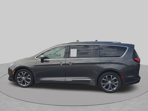 Used 2018 Chrysler Pacifica Limited w/ Tire & Wheel Group FWD image 5