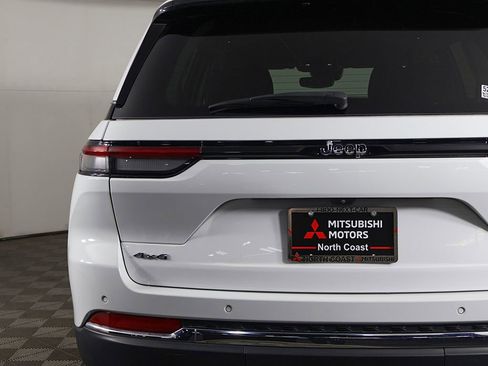 Used 2023 Jeep Grand Cherokee Laredo AWD/4WD image 13